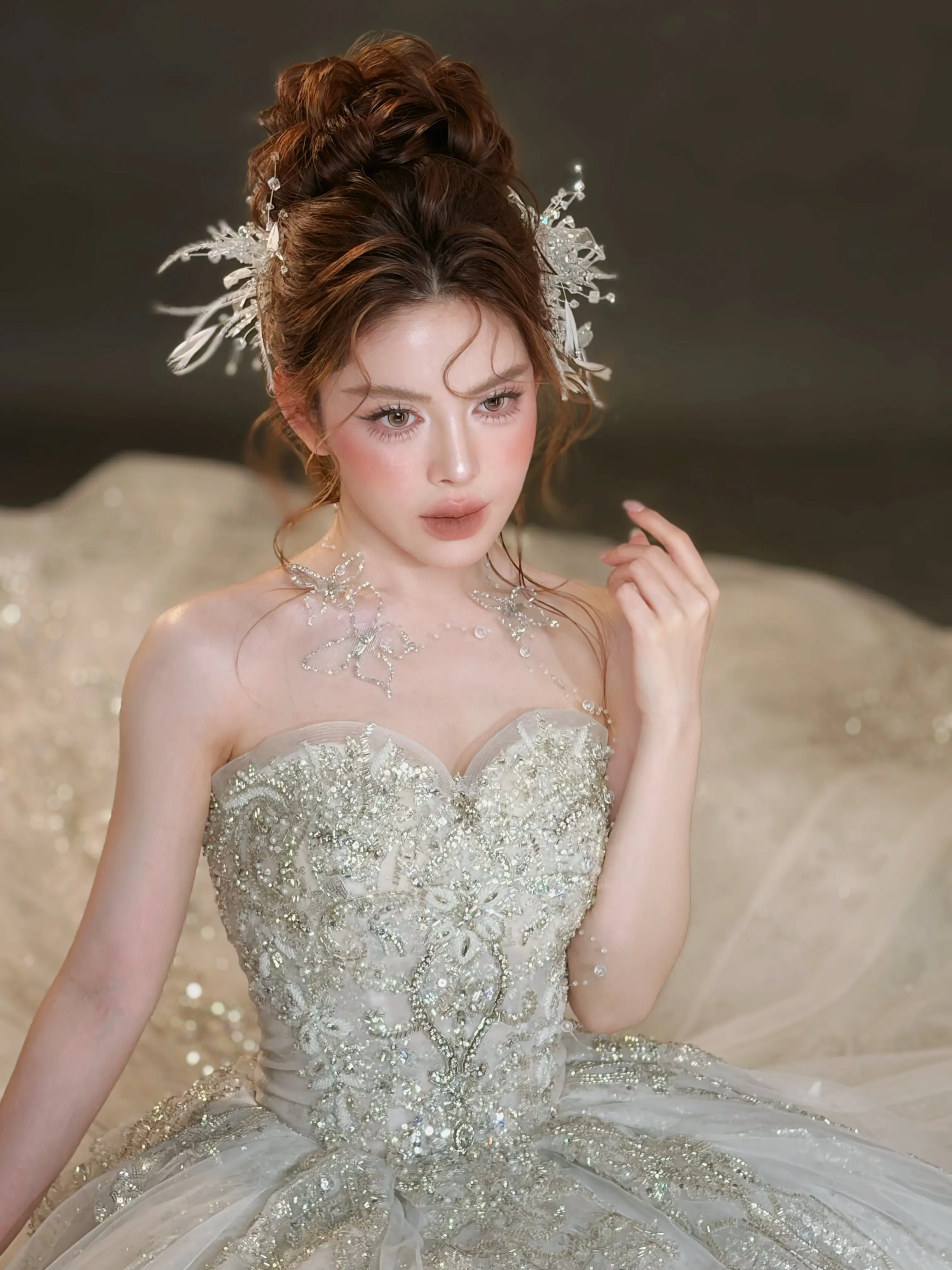 Cô dâu hoàn thiện lớp makeup, sẵn sàng cho ngày cưới cùng d'Yen Makeup