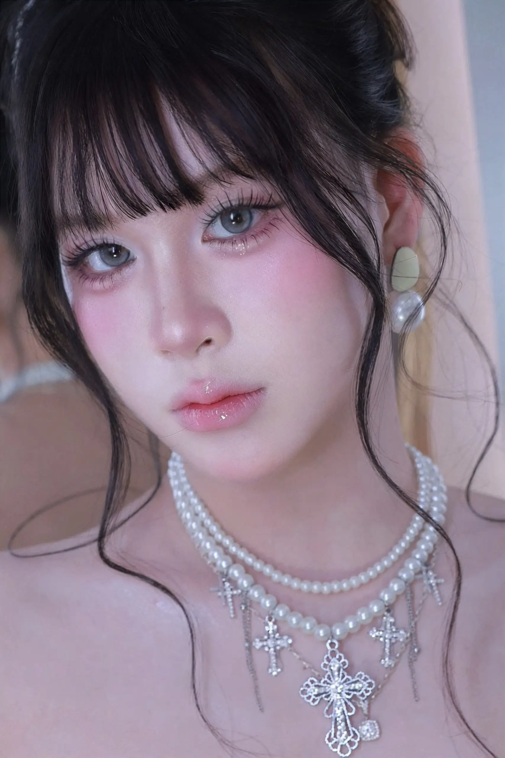 Cô dâu với layout makeup sang trọng, tôn đường nét gương mặt