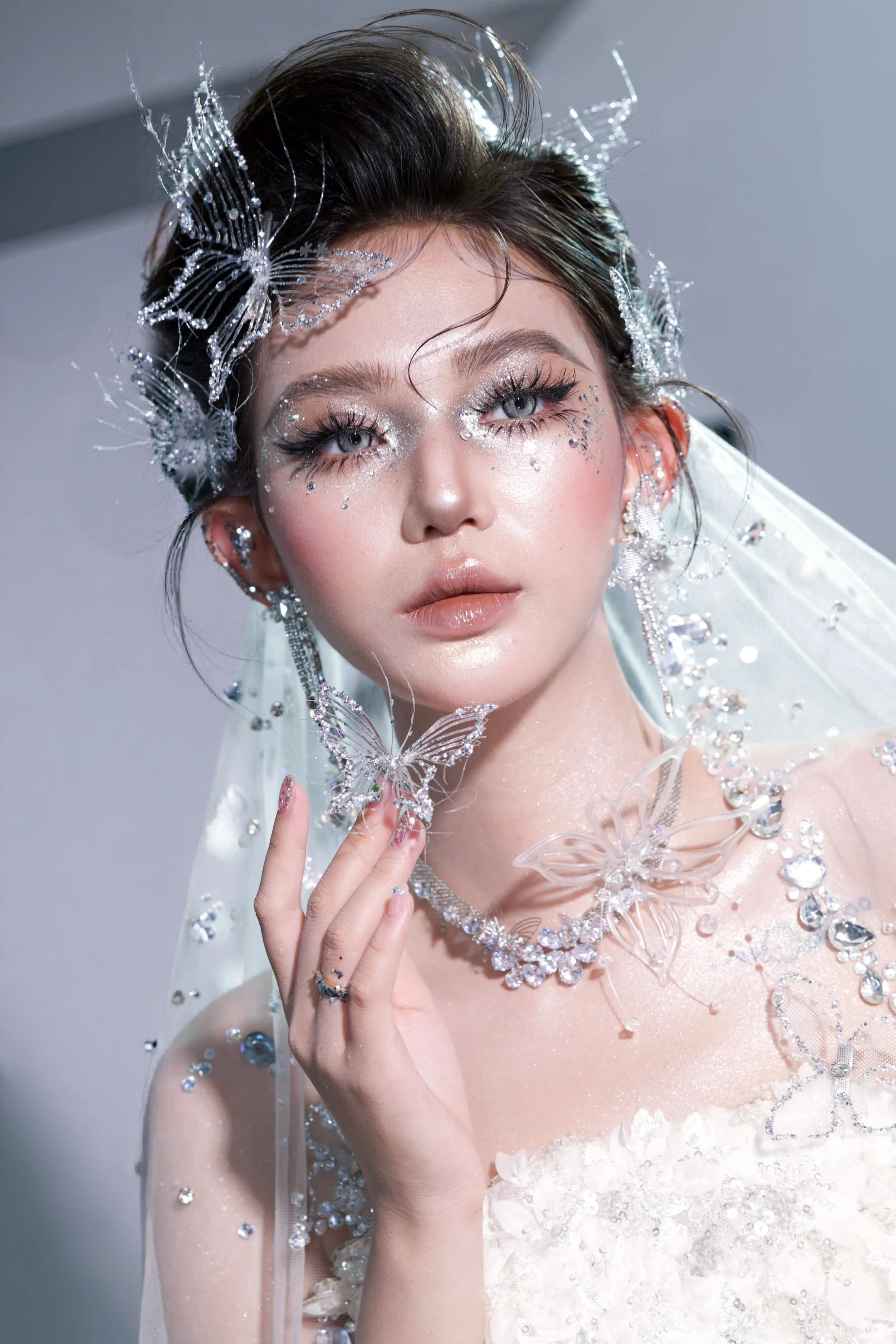 Cô dâu với makeup butterfly