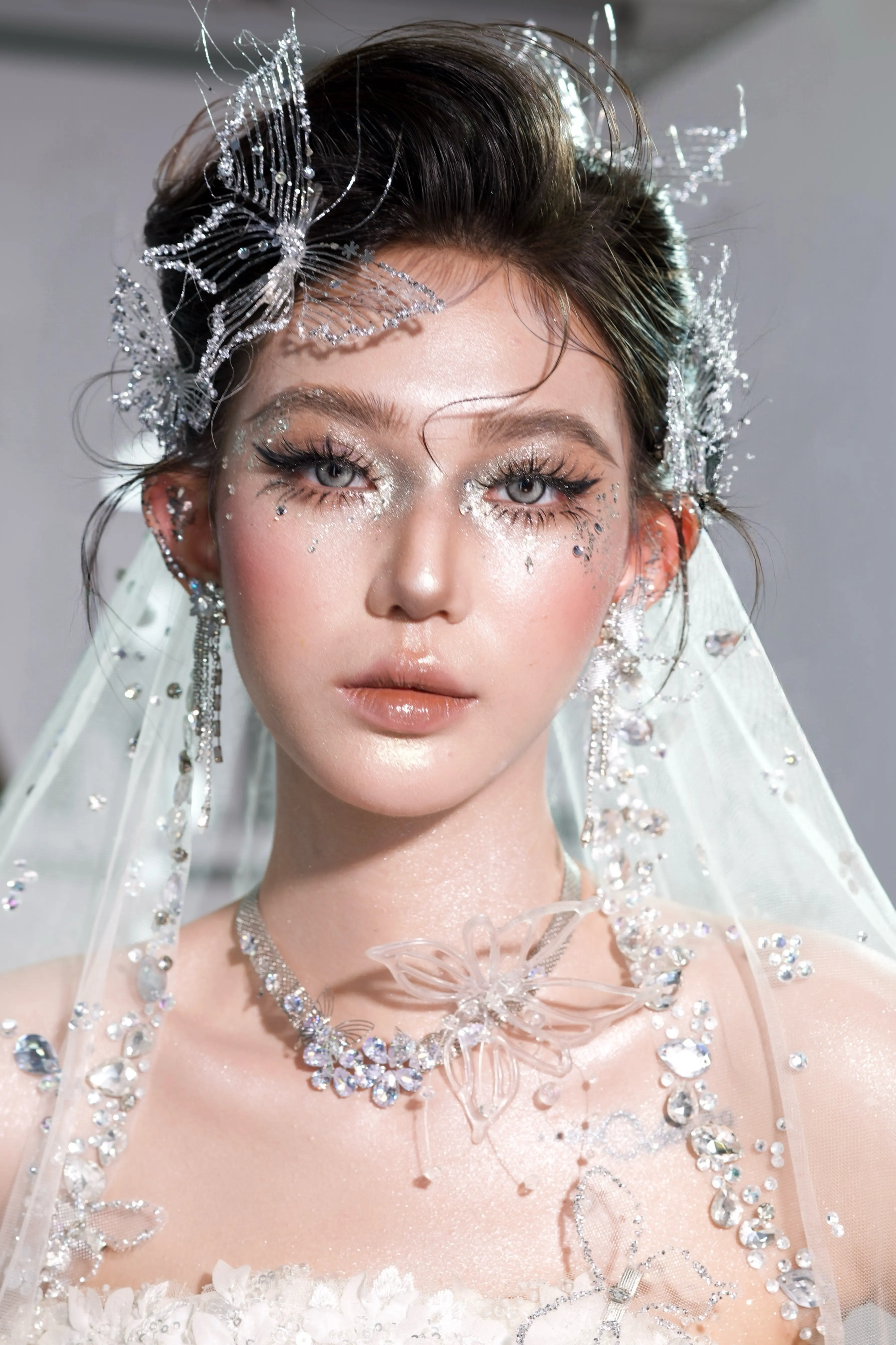 Cô dâu giữ lớp makeup tươi tắn suốt buổi tiệc nhờ dịch vụ take care của d'Yen