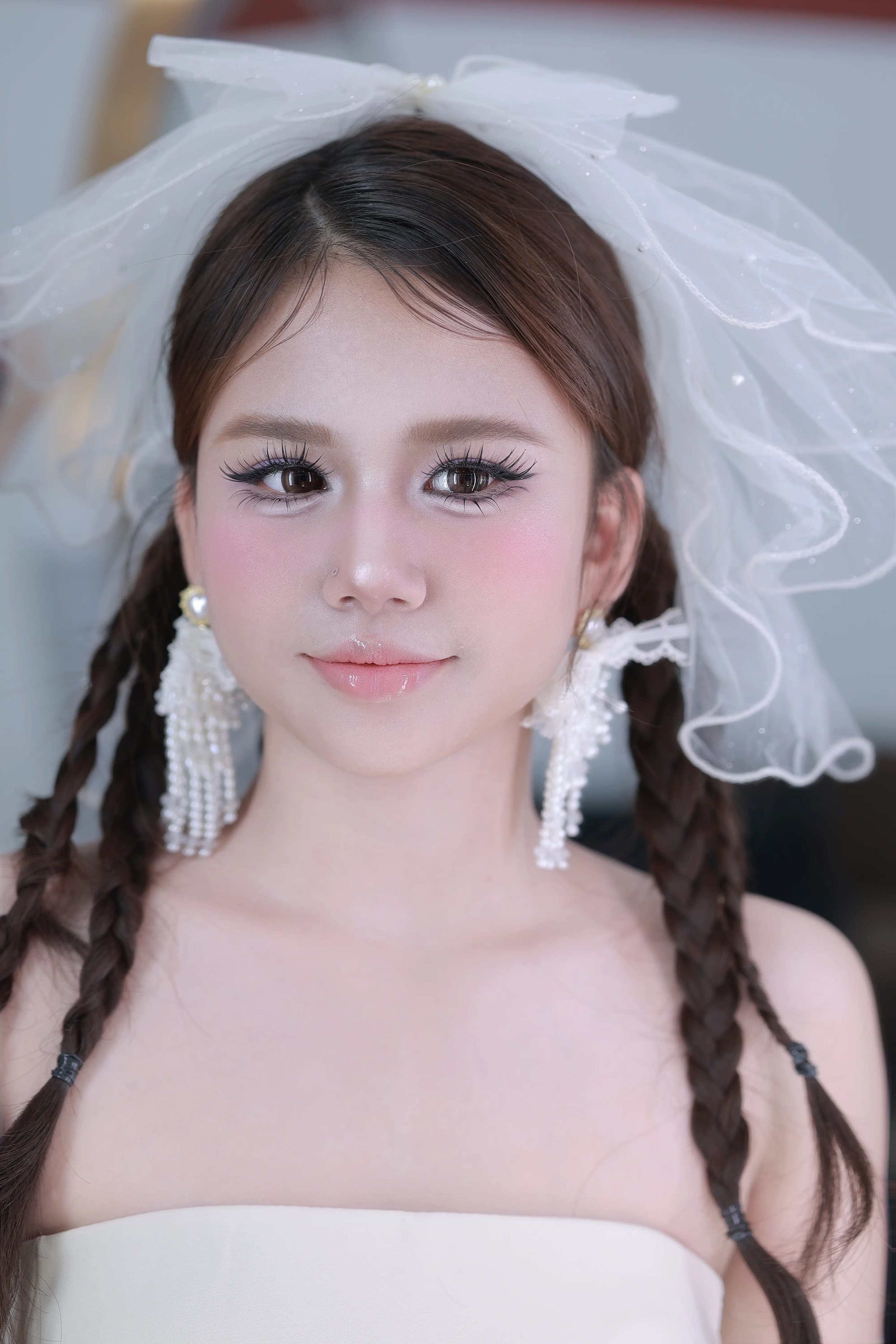 Cô dâu trẻ đẹp xinh xắn