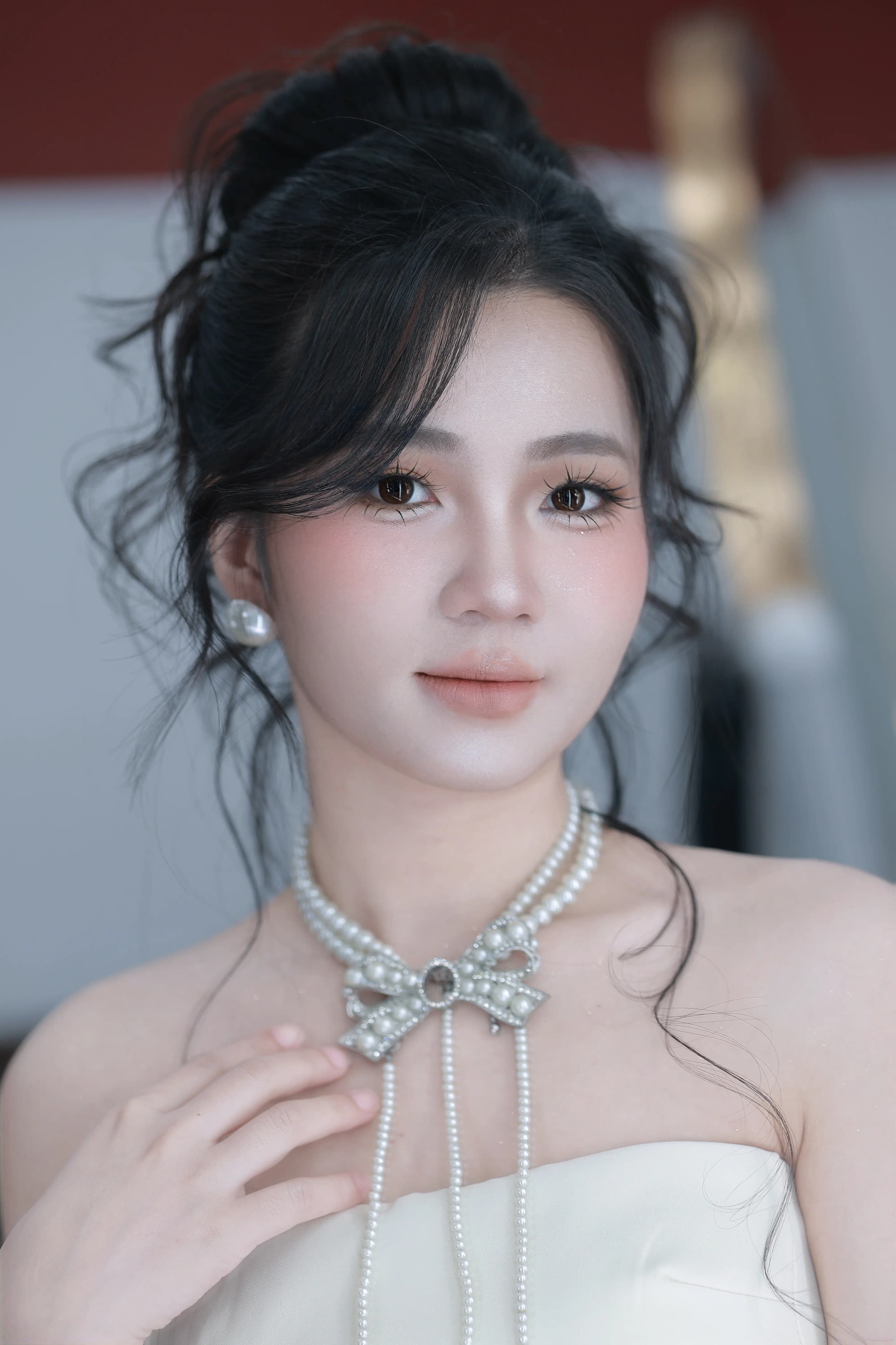 Cô dâu với lớp nền mịn và tông má hồng nhẹ nhàng