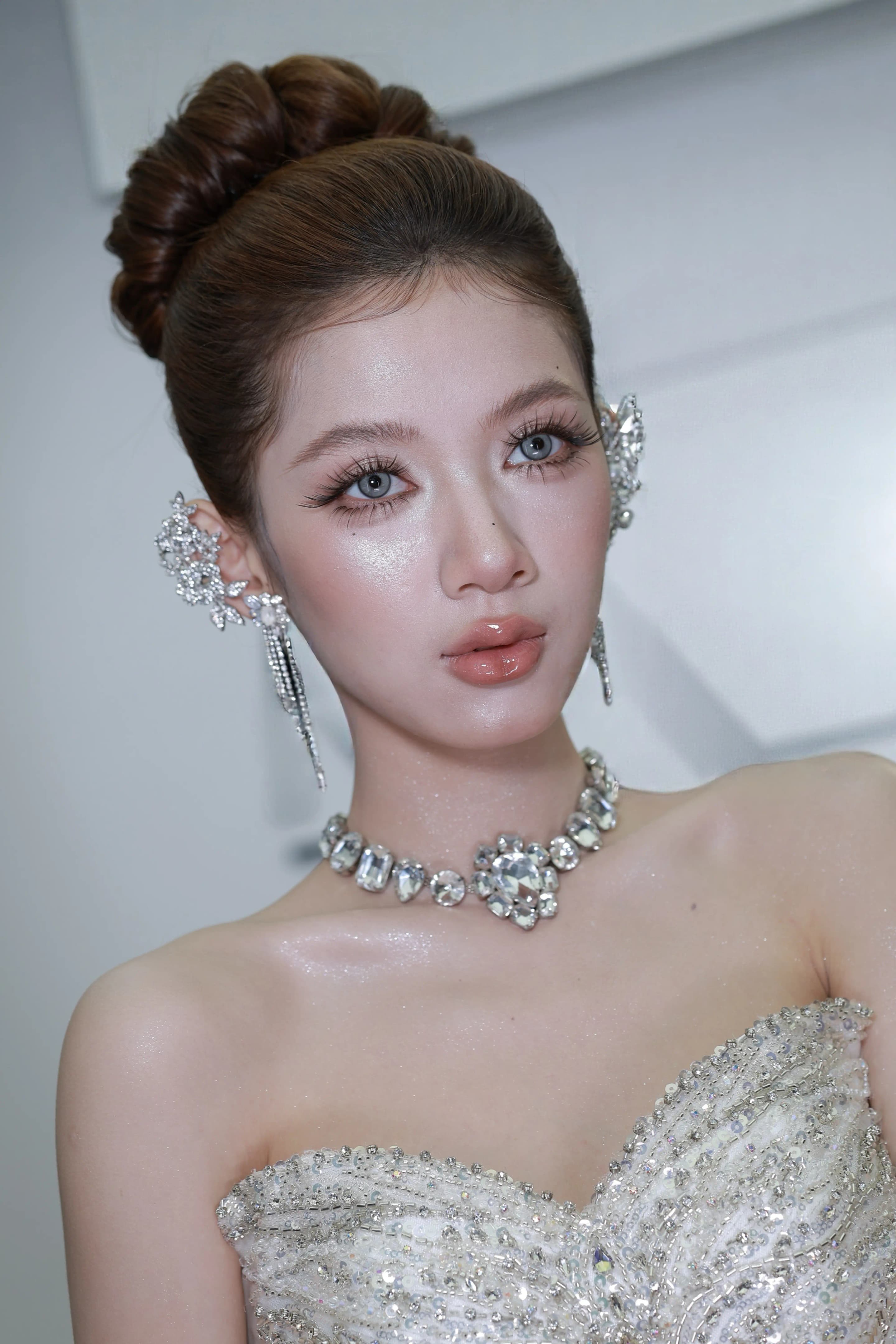 Cô dâu trang điểm nét sắc xảo