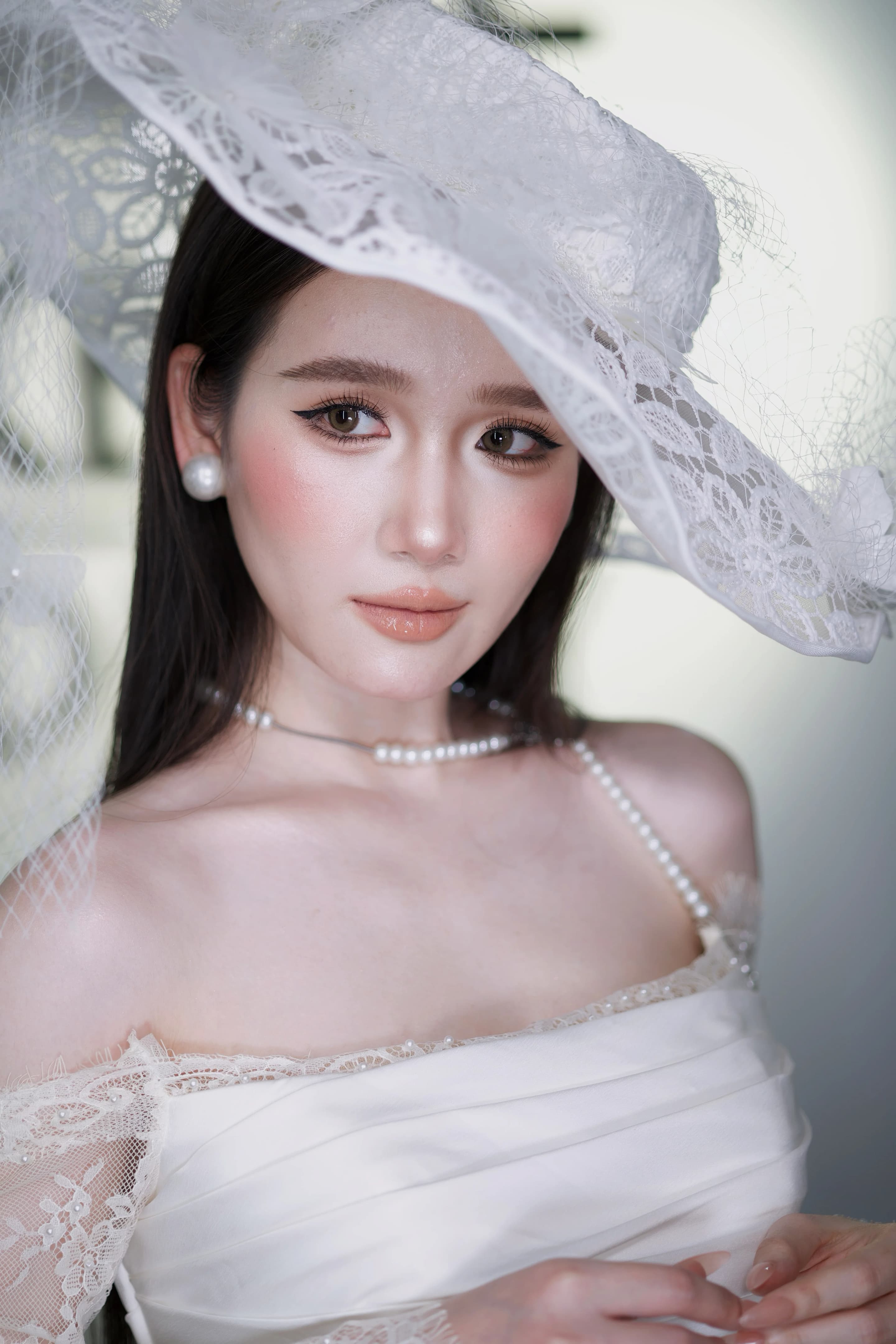 Cô dâu nhẹ nhàng tôn nét thanh xuân cho khách hàng của d'Yen