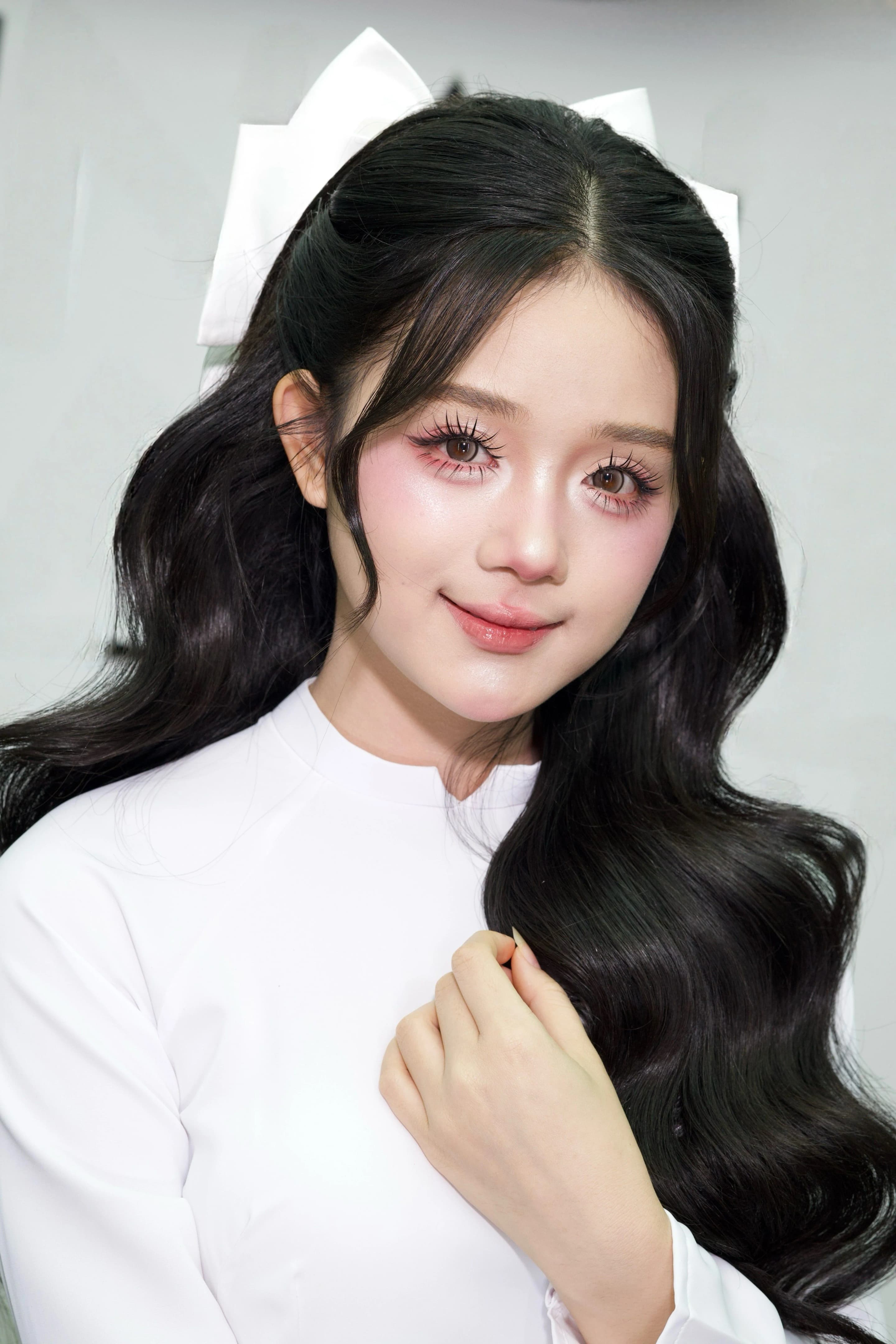 Makeup kỷ yếu nhẹ nhàng tôn nét thanh xuân cho khách hàng của d'Yen