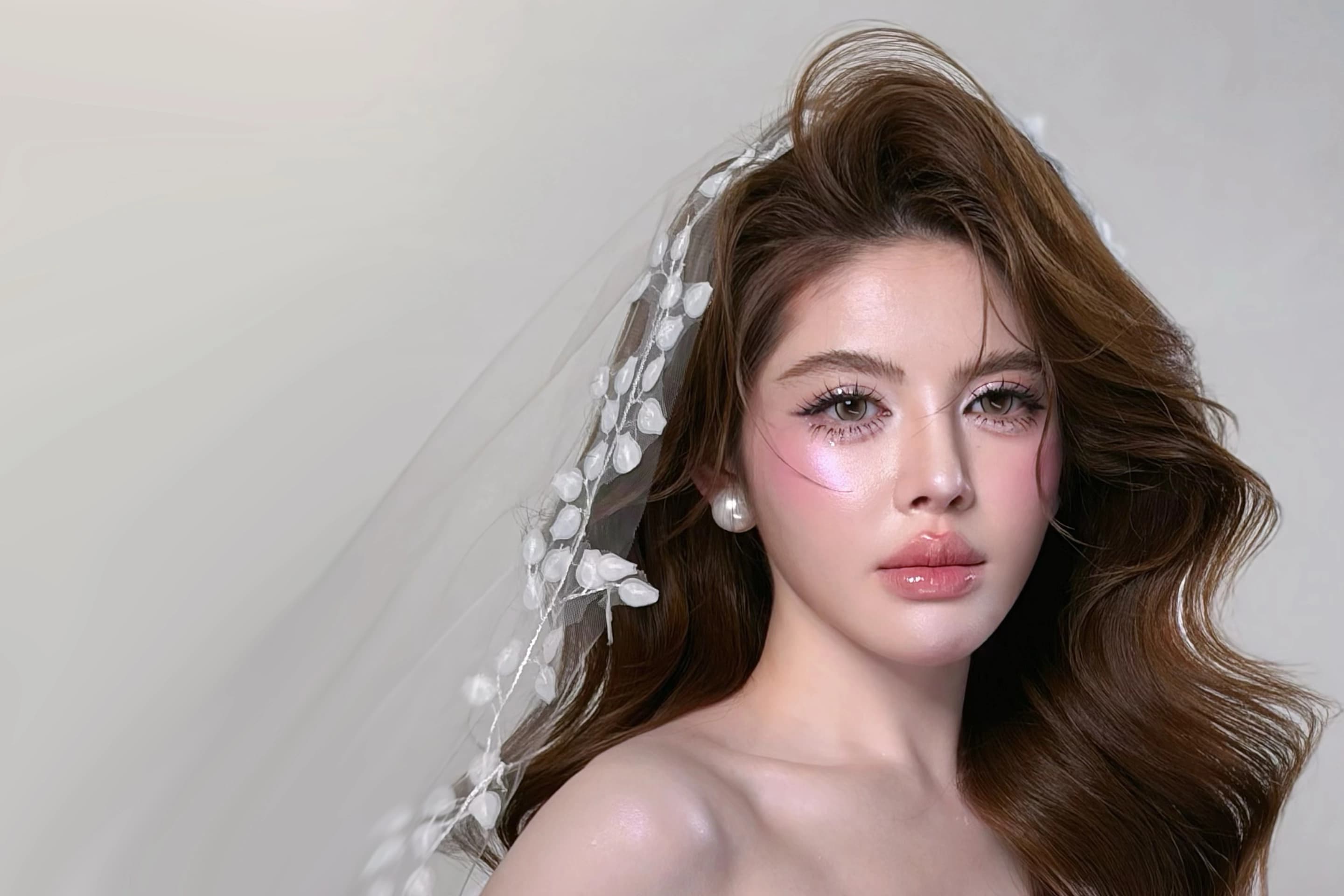 Lớp makeup cô dâu tự nhiên, trong trẻo và nổi bật đường nét gương mặt