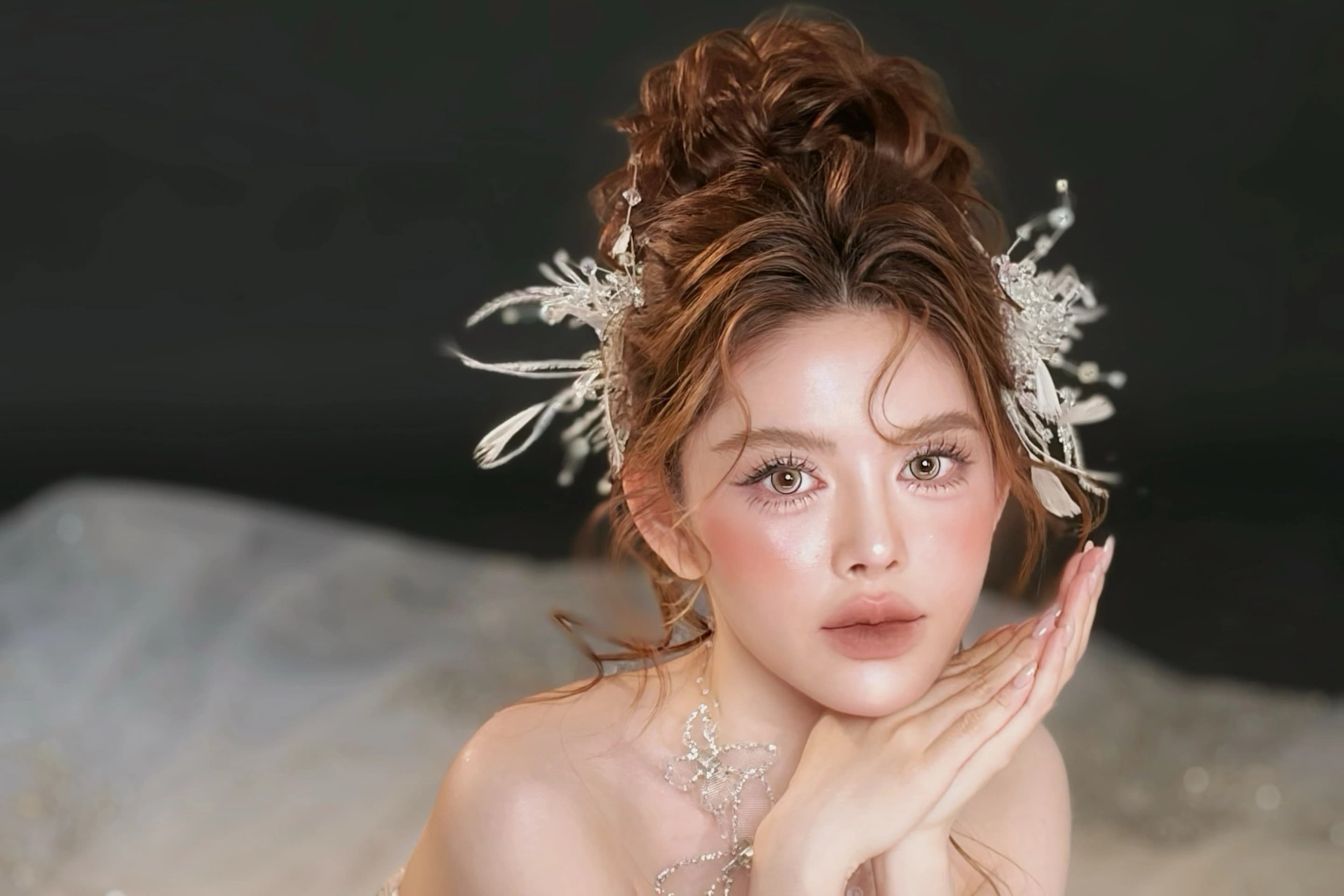 Phong cách trang điểm nhẹ nhàng giúp gương mặt rạng rỡ trong ngày đặc biệt