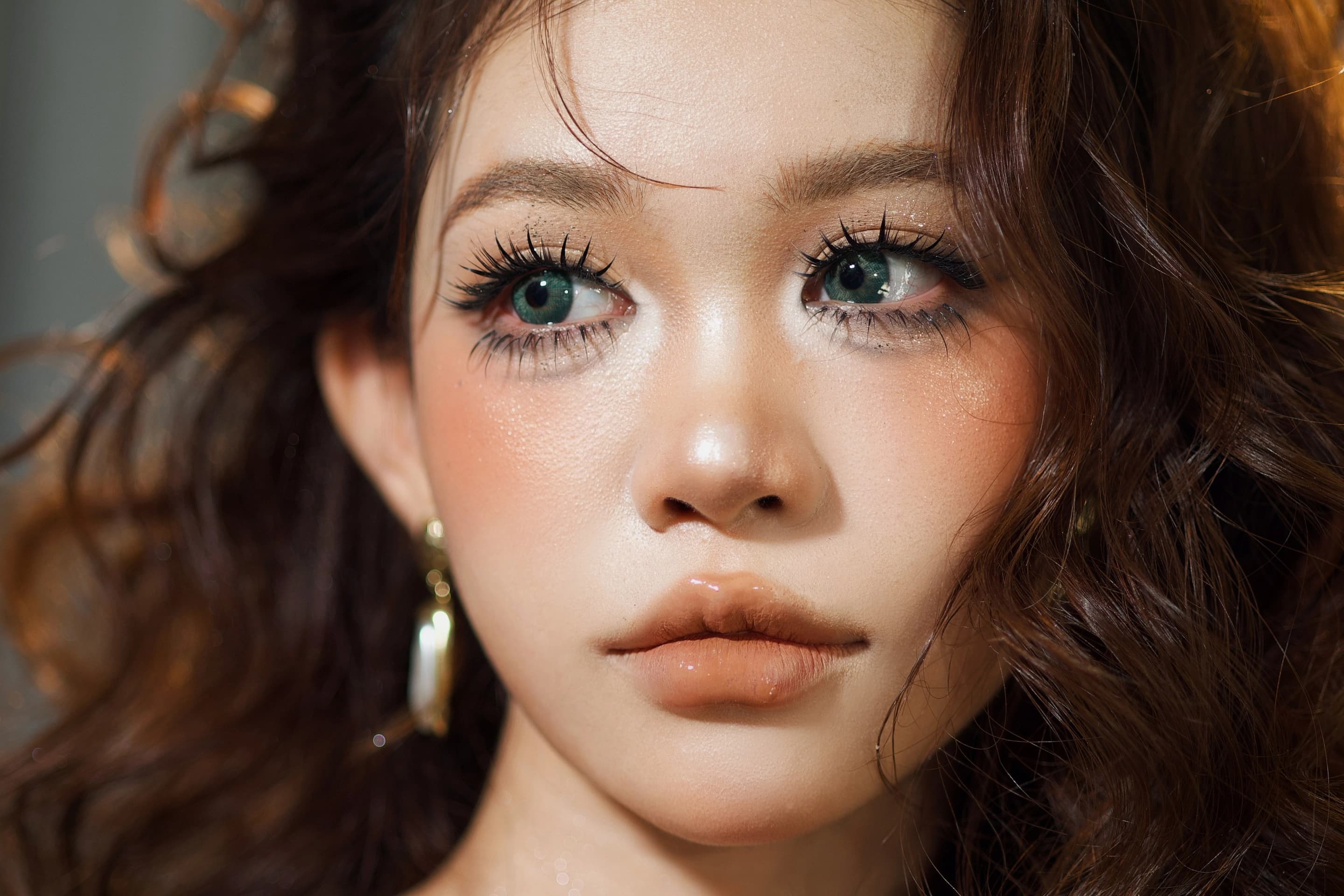 Makeup dự tiệc sang trọng với lớp nền mịn và tông màu hài hòa